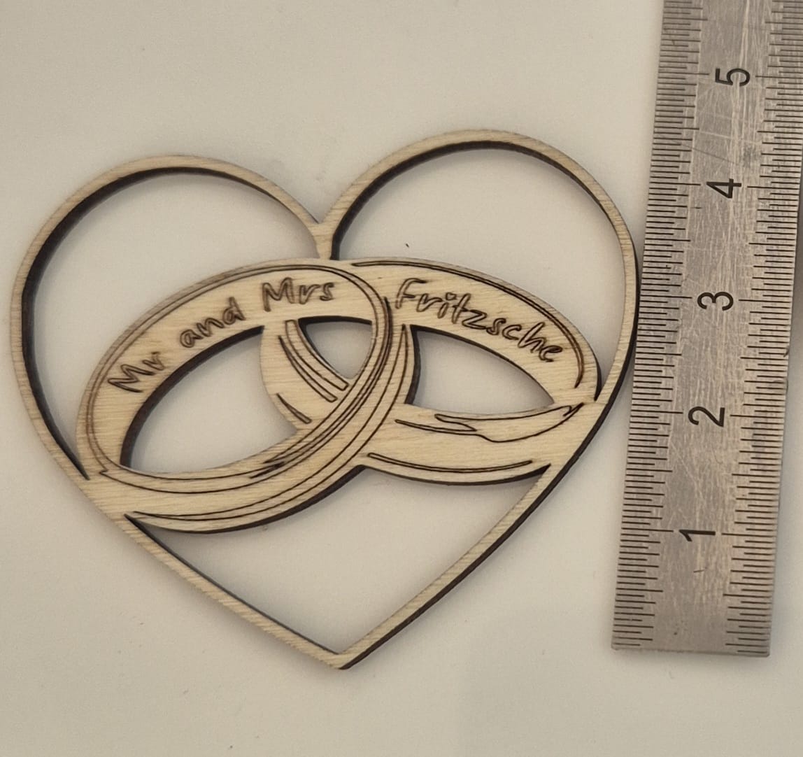 Personalisierbare Herzen mit Eheringe als Streudeko