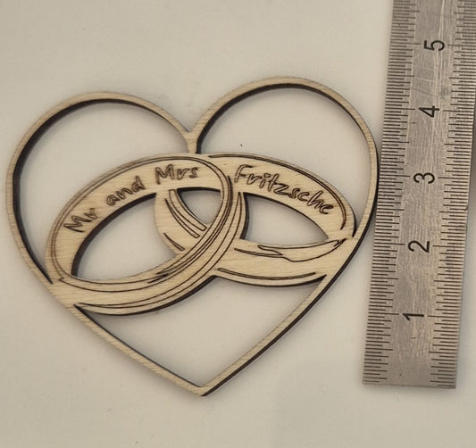 Personalisierbare Herzen mit Eheringe als Streudeko