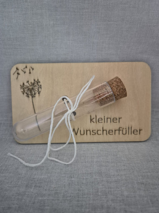 Kleiner Wunscherfüller auf Holz mit Reagenzglas